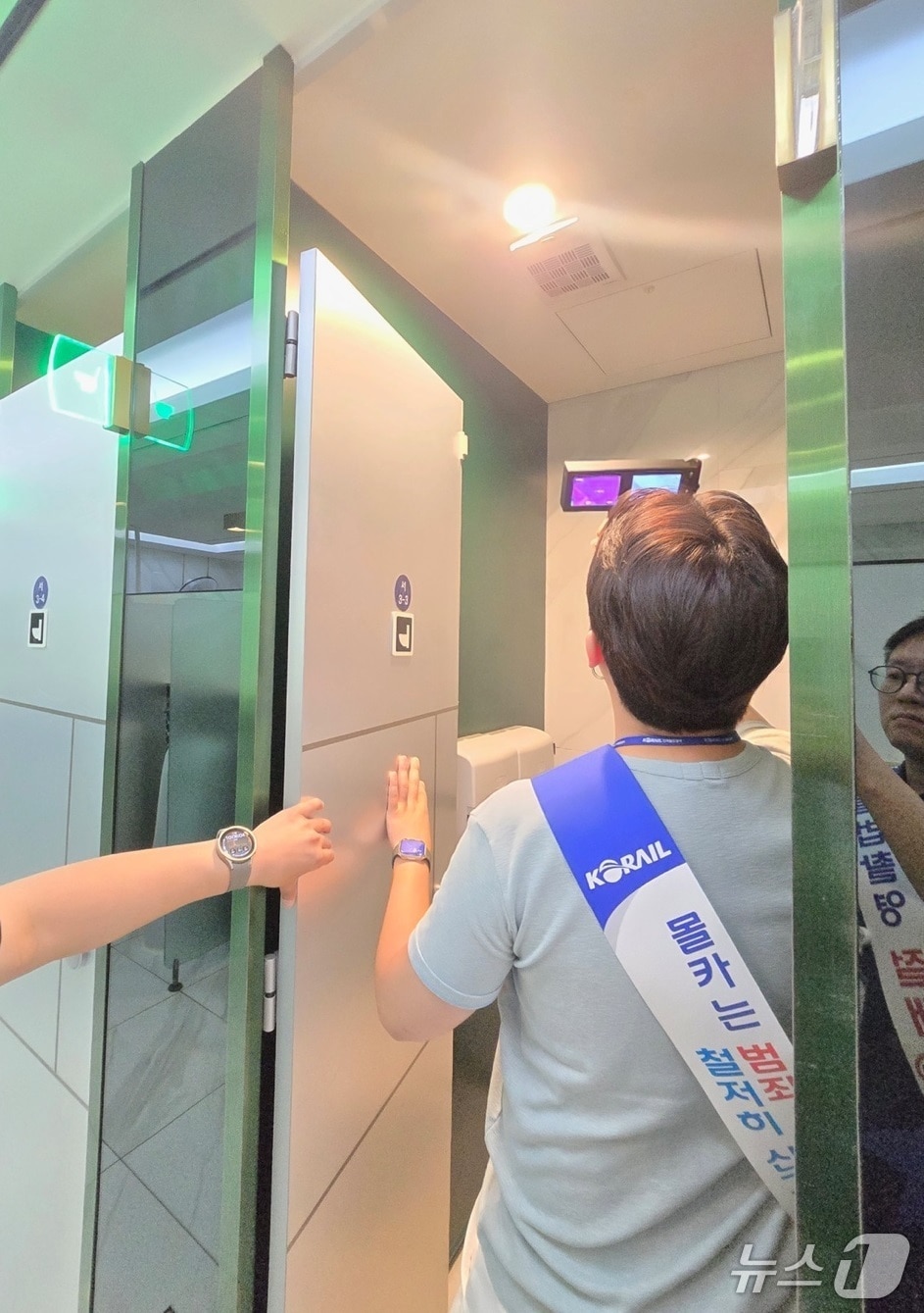 대전역 화장실 불법촬영카메라 점검(코레일 제공) /뉴스1