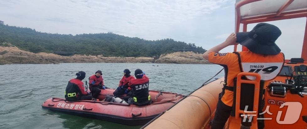 전북소방본부가 해상구조훈련을 실시하고 있다.(전북소방 제공. 재판매 및 DB금지)
