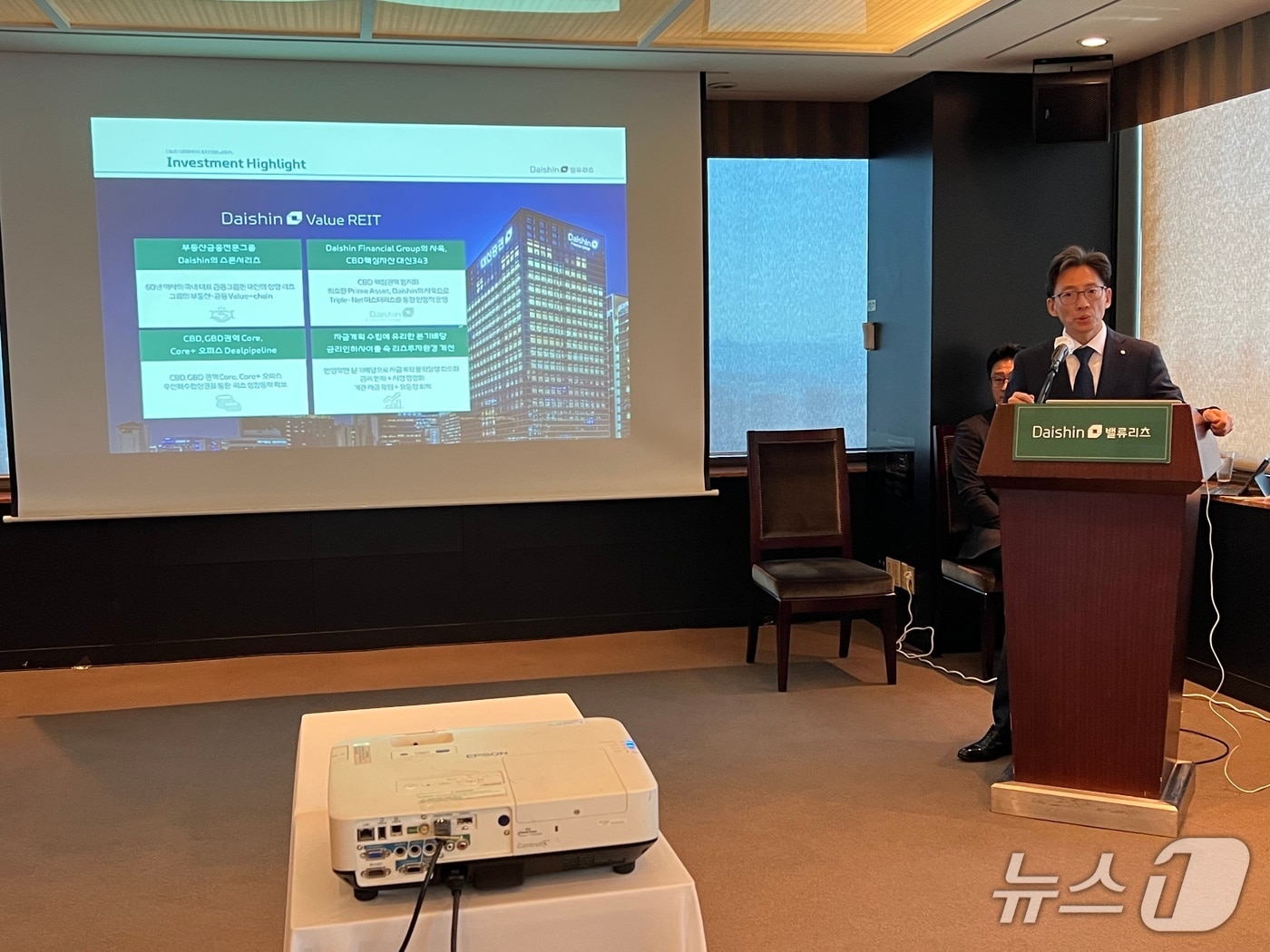 박영곤 대신자산신탁 리츠투자부문장 12일 대신밸류리츠 기자간담회에서 상품을 소개하고 있다.