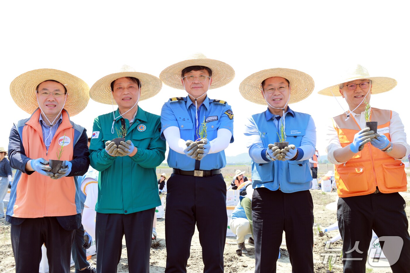  염생식물을 들고 있는 관계자(중부지방해양경찰청 제공.재판매 및 DB금지)