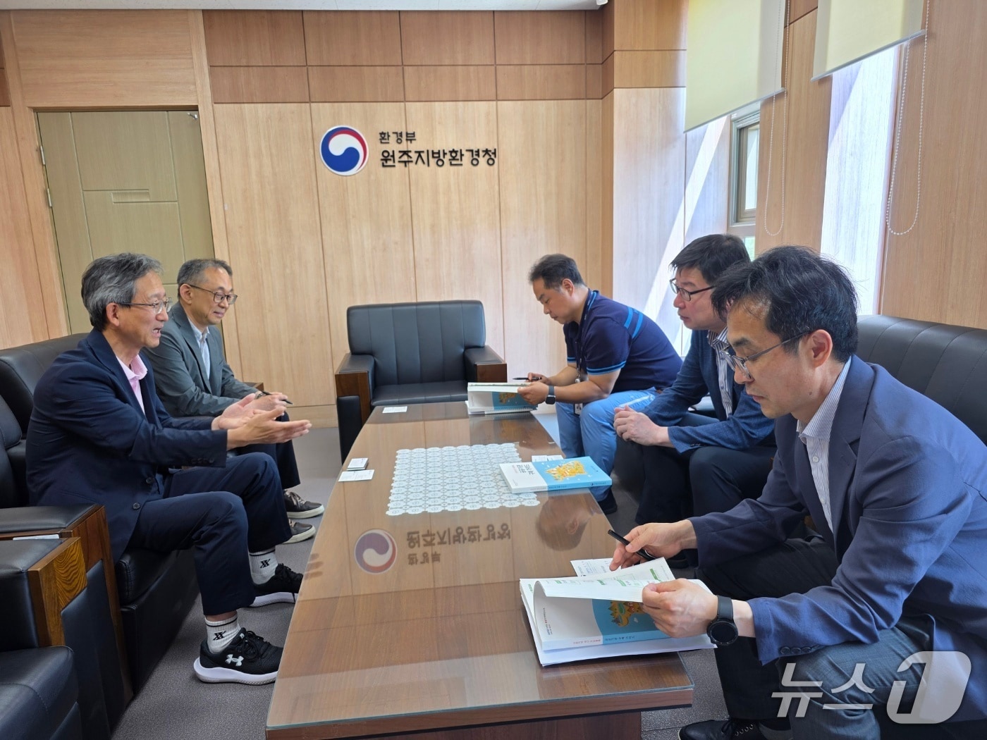 강원조달청은 12일 원주환경청을 찾아 지역 중소기업 판로 확대 방안을 논의했다.(강원조달청 제공. 재판매 및 DB금지)/뉴스1