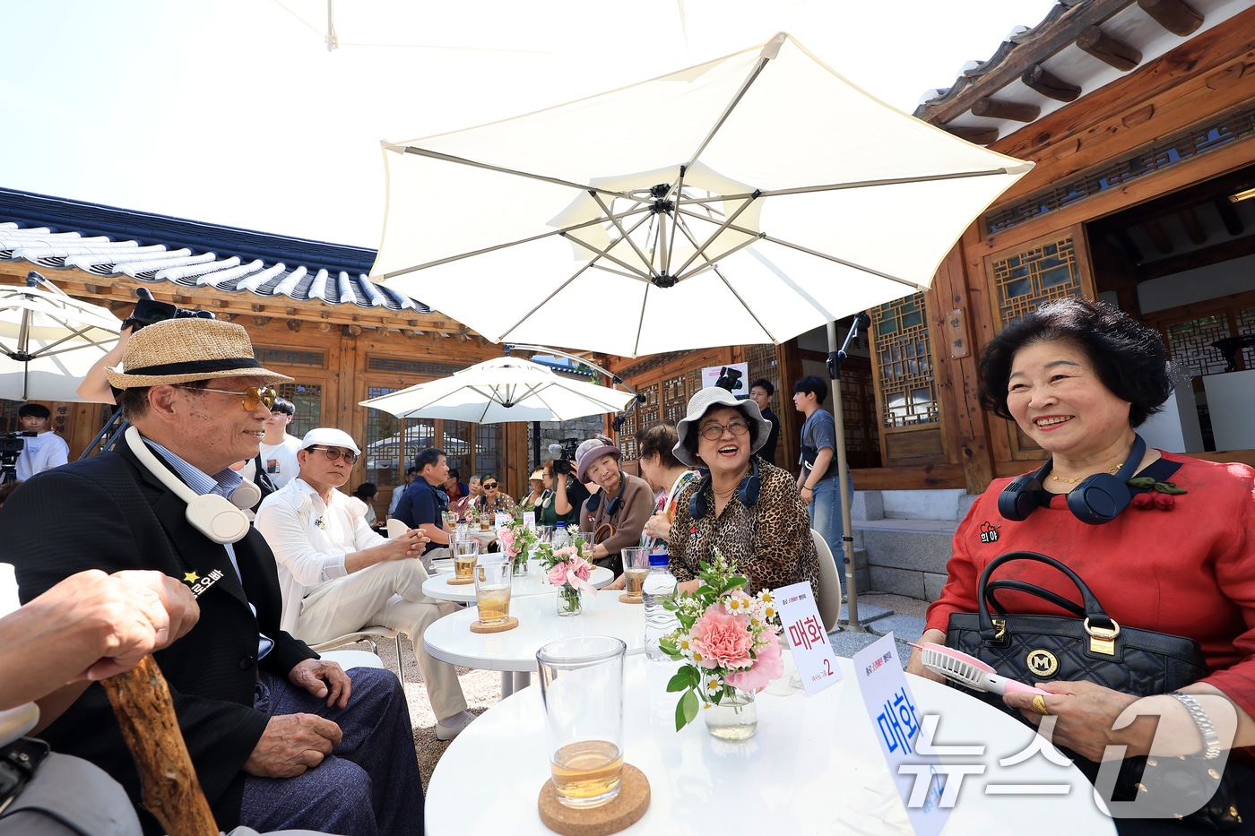 12일 오후 서울 종로구 창의문로 전통문화공간 무계원에서 열린 2025 어르신 솔로 프로젝트 1탄: 종로 굿라이프 챌린지에 참여한 65세 이상 싱글 어르신들이 가볍게 자유대화를 나누고 있다. 025.6.12/뉴스1 ⓒ News1 박정호 기자