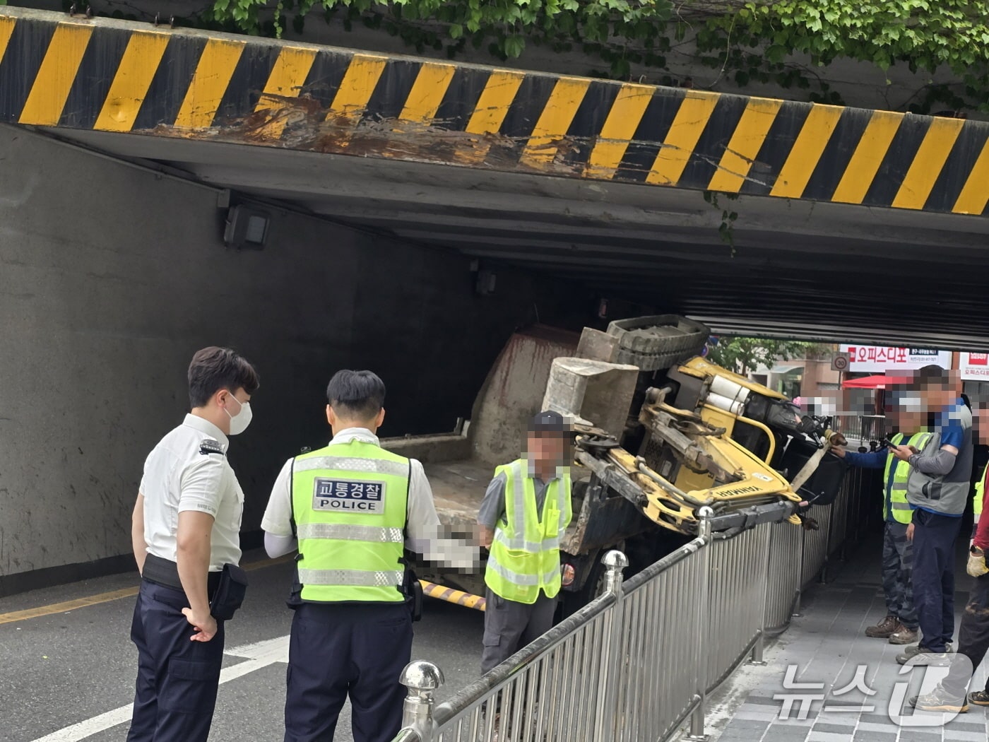 12일 오후 부산 부산진구 부전동 굴다리 사고 현장.(부산진경찰서 제공. 재판매 및 DB 금지)