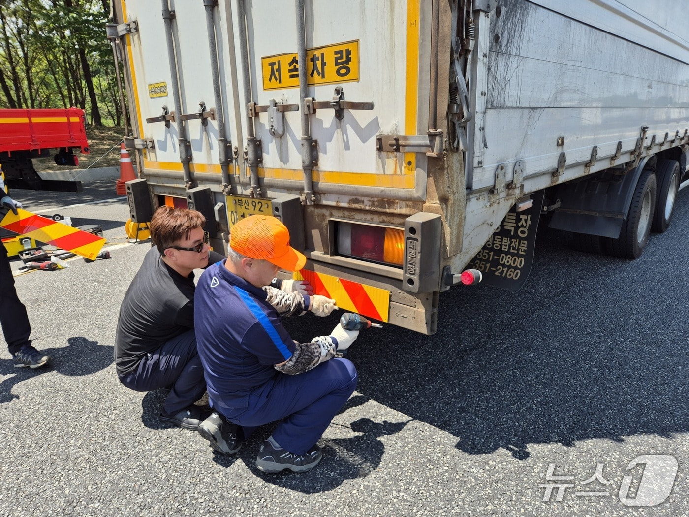 한국도로공사 대전충남본부와 화물단체들이 12일 경부고속도로 신탄진 휴게소에서 '화물차량 안전 Up!' 합동 캠페인을 벌이고 무상점검 서비스를 제공했다. (도로공사 대전충남본부 제공) /뉴스1