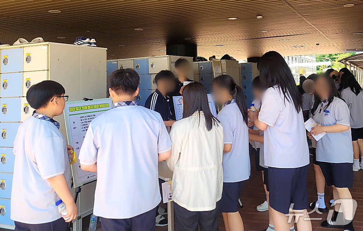군위군청소년상담복지센터는 군위중·고교에서 '찾아가는 생명존중 캠페인'을 실시했다. (군위군 제공. 재판매 및 DB금지)