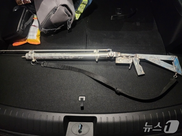 광주출입국·외국인사무소와 국정원, 전남경찰청이 전북 정읍의 한 외국인 숙소에서 압수조치한 사제 공기총.&#40;광주출입국·외국인사무소 제공. 재판매 및 DB 금지&#41; 2025.6.12/뉴스1