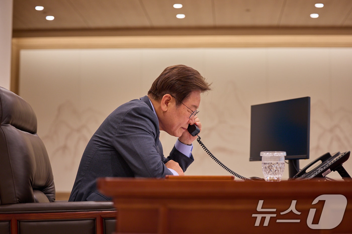 이재명 대통령이 12일 서울 용산구 대통령실 청사 집무실에서 앤소니 알바니지 호주 총리와 전화 통화를 하고 있다.(대통령실 제공. 재판매 및 DB 금지) 2025.6.12/뉴스1 ⓒ News1 허경 기자