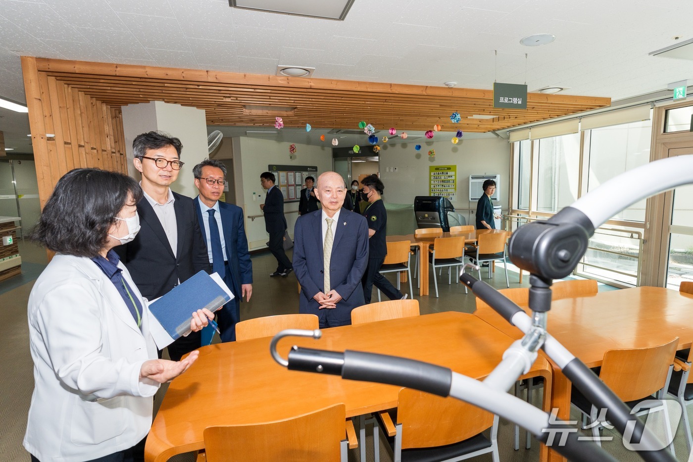 안창호 국가인권위원회(인권위) 위원장이 12일 '6월 호국보훈의 달'을 맞아 경기도 남양주시 소재 '남양주보훈요양원'을 방문해 국가유공자를 위로했다. 2025.06.12/뉴스1(인권위 제공)