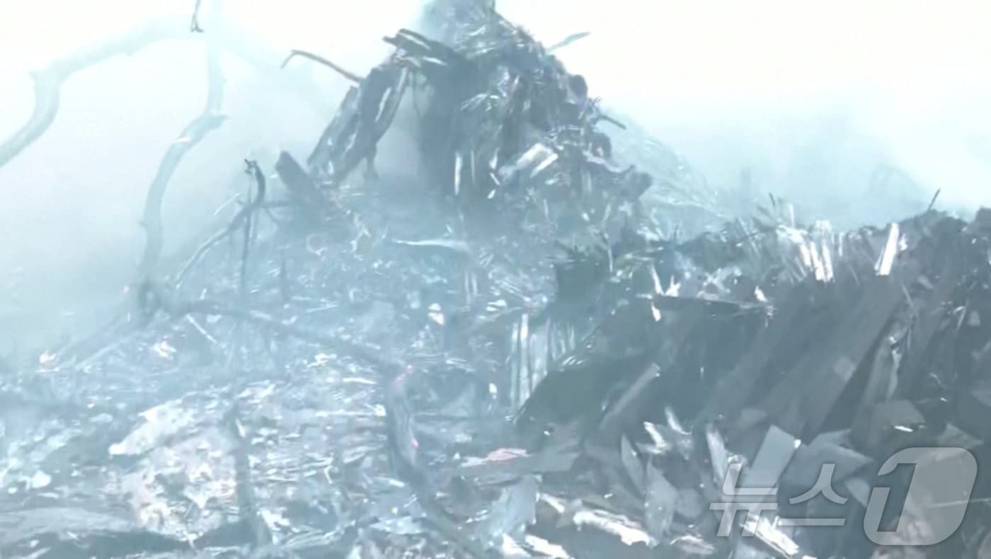 12일(현지시간) 인도 서부 아마다바드 공항 근처에서 추락한 인도 국영항공사 에어인디아 여객기 잔해에서 연기가 피어오르고 있다. 2025.6.12 ⓒ 로이터=뉴스1