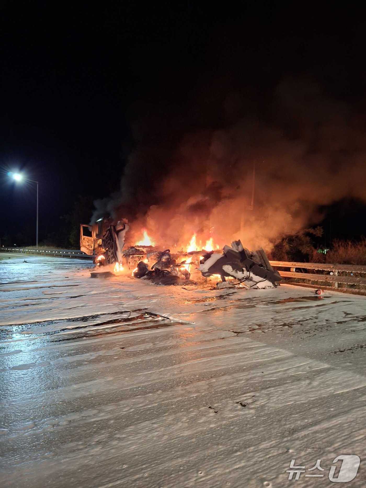 강원 삼척 근덕면 하맹방리 7번 국도 탱크로리 화재 현장.(강원도소방본부 제공, 재판매 및 DB금지)