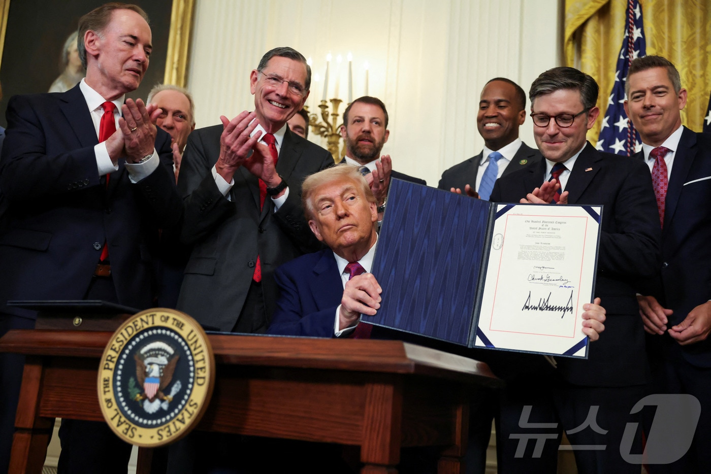 도널드 트럼프 미국 대통령이 12일(현지시간) 오전 백악관에서 캘리포니아주의 전기차 의무 판매제를 폐지하는 내용을 담은 결의안에 서명했다. 2025.06.1 ⓒ 로이터=뉴스1 ⓒ News1 최종일 선임기자