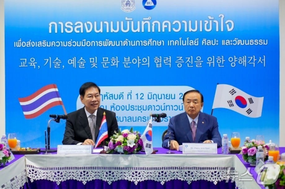 업무협약 체결하는 완차이 총수따나마니 치앙라이시장(왼쪽)과 장종현 백석대 총장.(백석대학교 제공. 재판매 및 DB금지)