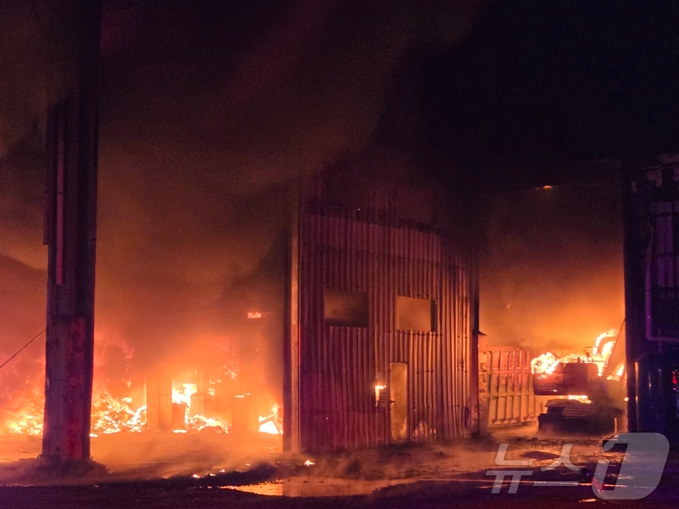 12일 오후 11시 36분쯤 광주 광산구 덕림동의 한 폐기물처리 공장에서 불이 나 당국이 진화작업을 하고 있다. &#40;광산소방 제공. 재판매 및 DB 금지&#41; 2025.6.13/뉴스1 ⓒ News1 이승현 기자