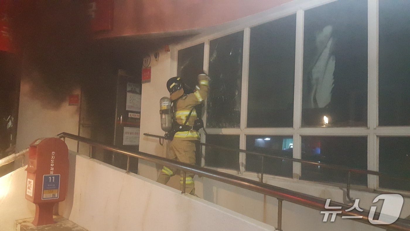 지난 12일 밤 제주 추자도우체국에서 화재 사고가 발생했다.&#40;제주도소방안전본부 제공. 재판매 및 DB 금지&#41;