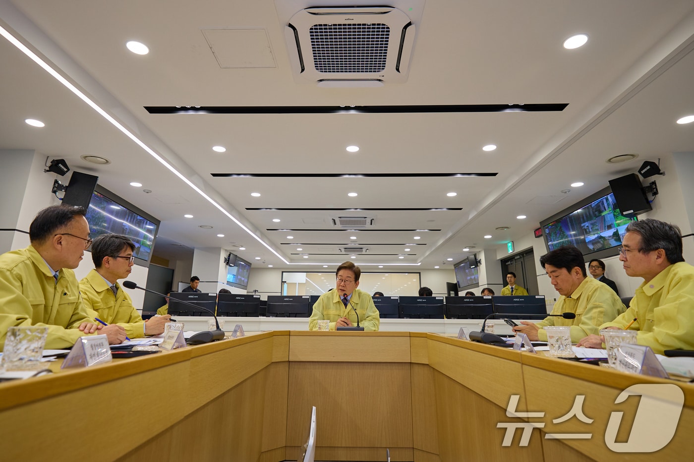 이재명 대통령이 지난 12일 서울 서초구 한강홍수통제소에서 수해 대비 현장 점검 회의를 주재하고 있다. (이재명 대통령 SNS. 재판매 및 DB 금지) 2025.6.13/뉴스1 ⓒ News1 허경 기자