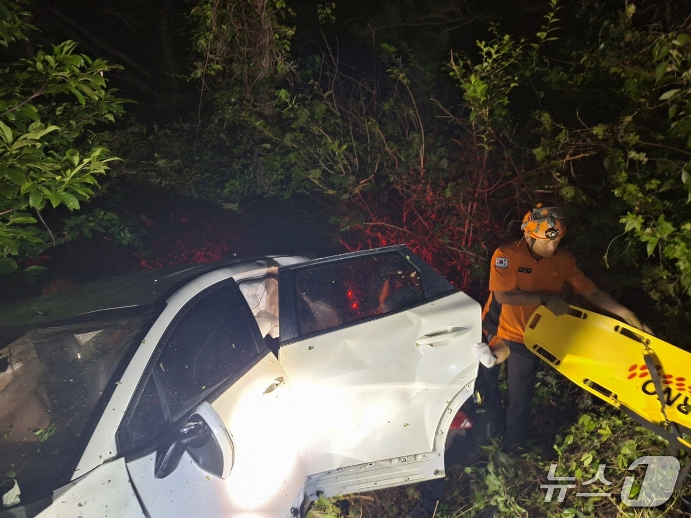 지난 12일 밤 제주 서귀포시 안덕면에서 렌터카가 도로 옆으로 떨어지는 사고가 발생했다.(제주도소방안전본부 제공. 재판매 및 DB 금지)