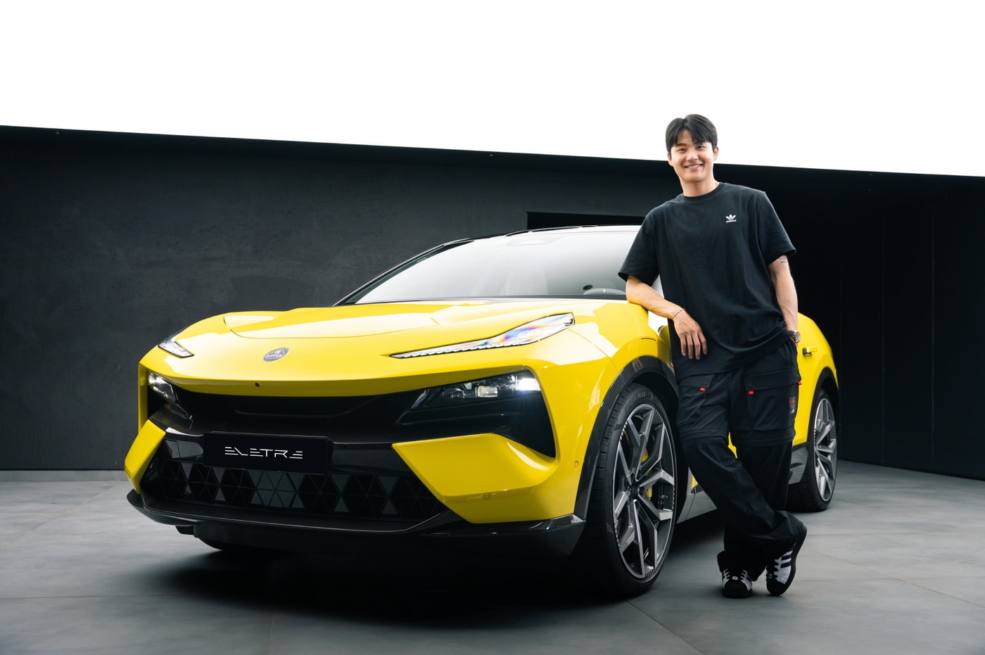 축구 국가대표 수비수인 설영우 선수가 로터스자동차의 고성능 전기 스포츠유틸리티차(SUV) '엘레트라'와 나란히 선 모습<자료사진>(로터스차코리아 제공). 2025.06.13.