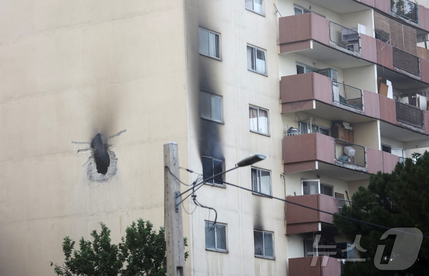 이스라엘이 지난 6월 13일 이란 핵프로그램 및 군사 시설에 선제 타격을 벌인 가운데 테헤란의 한 건물 벽에 구멍이 생겼다. 2025.06.13 ⓒ 로이터=뉴스1 ⓒ News1 최종일 선임기자