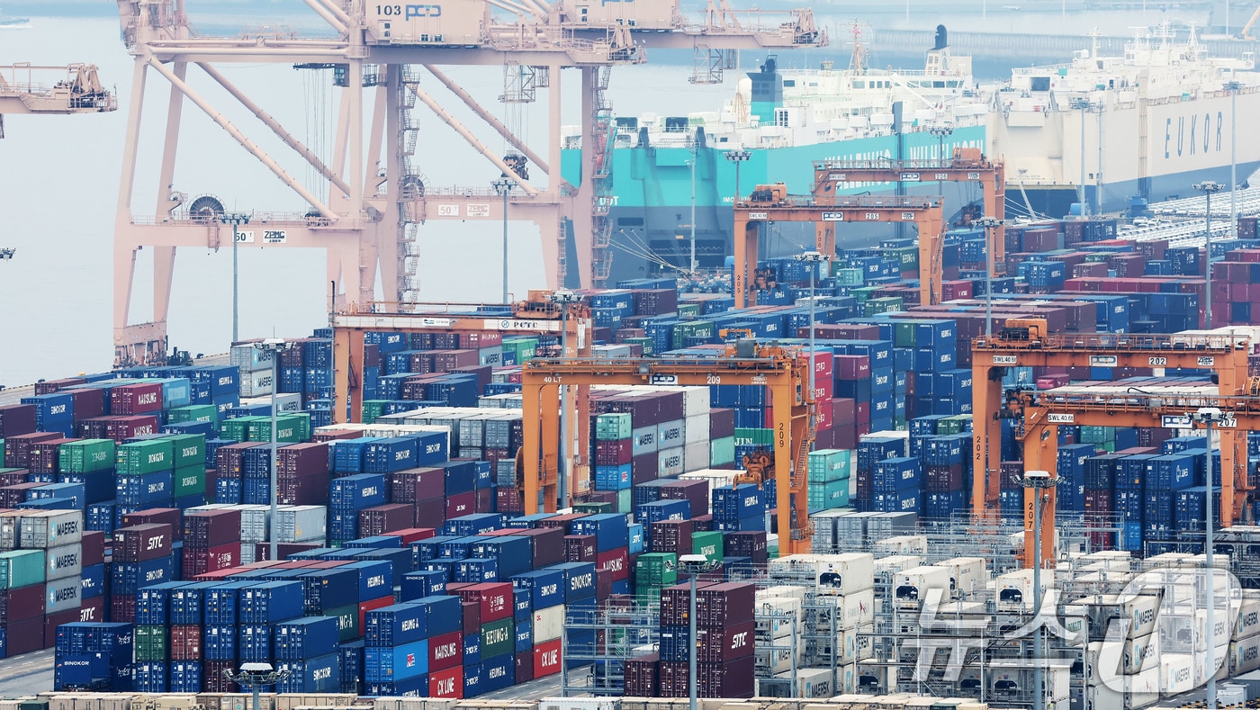 13일 경기 평택시 포승읍 평택항에 수출용 컨테이너가 세워져 있다. &#40;자료사진&#41; /뉴스1 ⓒ News1 장수영 기자