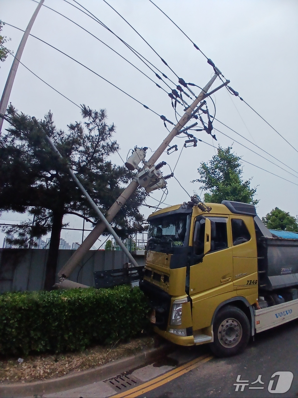 13일 낮 12시 1분쯤 인천시 미추홀구 용현동 도로에서 덤프트럭이 전봇대를 들이받았다.(인천소방본부 제공. 재배포 및 DB금지)2025.6.13/뉴스1