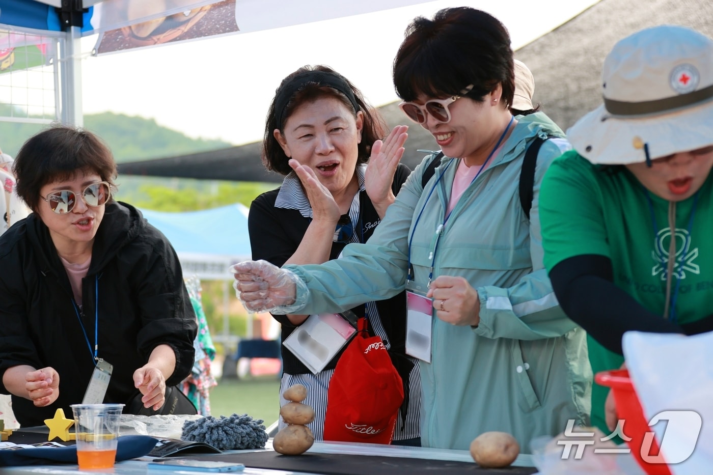 13일 충북 괴산군 감물면에서 개막한 '감물감자축제'에서 관관객이 감자쌓기를 하고 있다.(괴산군 제공, 재판매 및 DB금지)/뉴스1