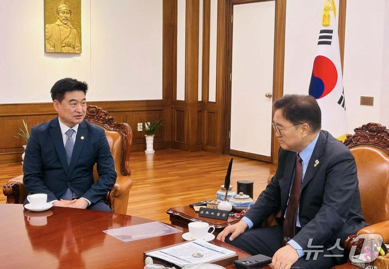 대통령실 대변인이 된 강유정 더불어민주당 비례대표 의원이 사퇴한 자리를 물려받은 최진혁 의원이 지난 11일 우원식 국회의장으로부터 의원활동에 대한 조언을 듣고 있다. (SNS 갈무리) ⓒ 뉴스1