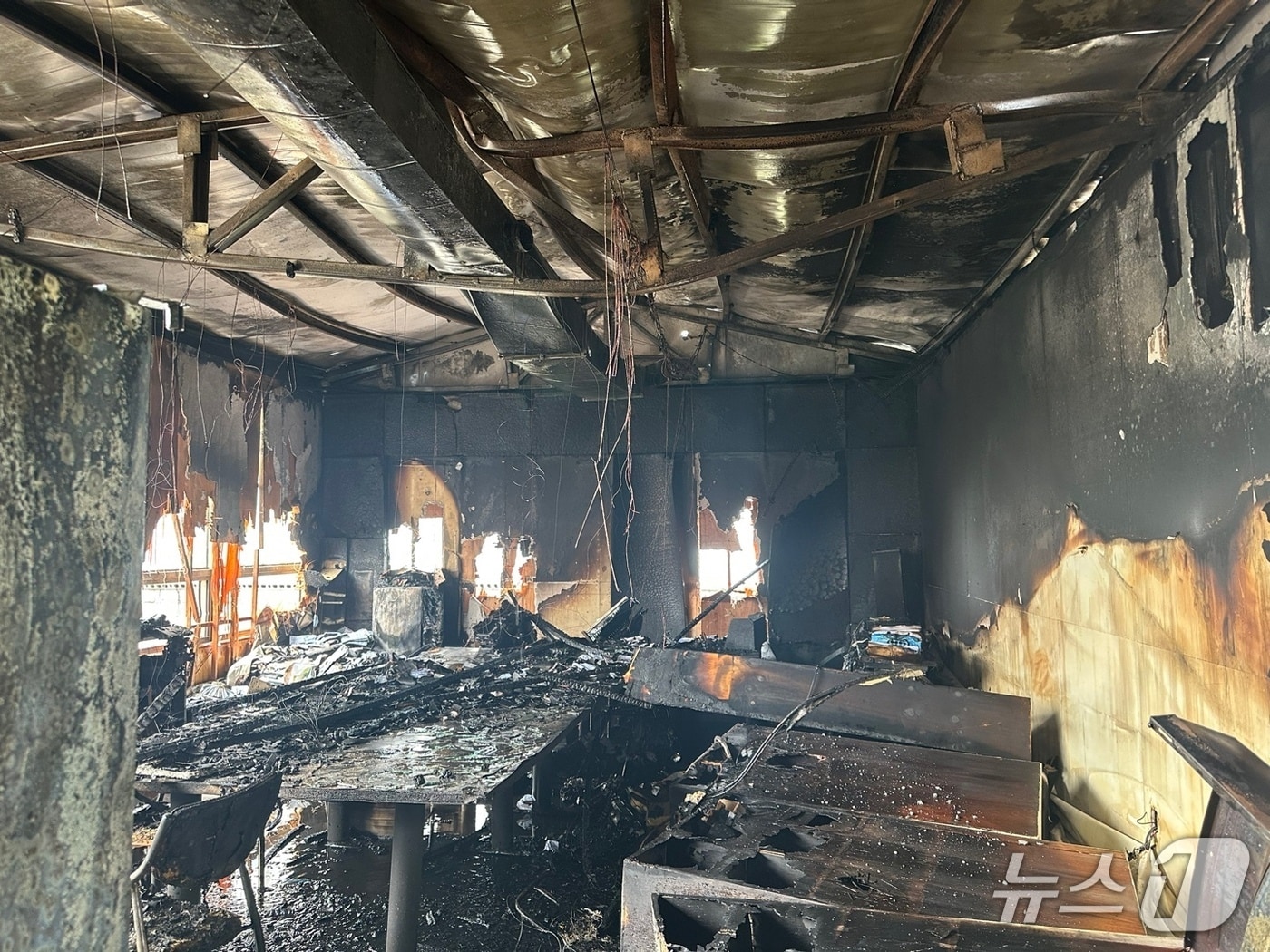 13일 오전 부산 강서구 대저동 창고 사무실 화재 현장.(부산소방재난본부 제공. 재판매 및 DB 금지)