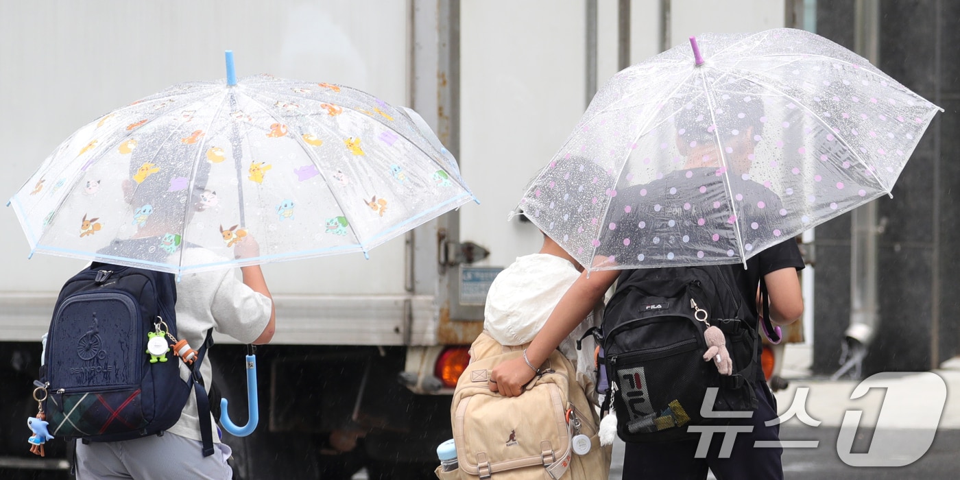 13일 전북 완주군 한 초등학교 앞 횡단보도에서 우산을 쓴 어린들이 발걸음을 재촉하고 있다. 2025.6.13/뉴스1 ⓒ News1 유경석 기자