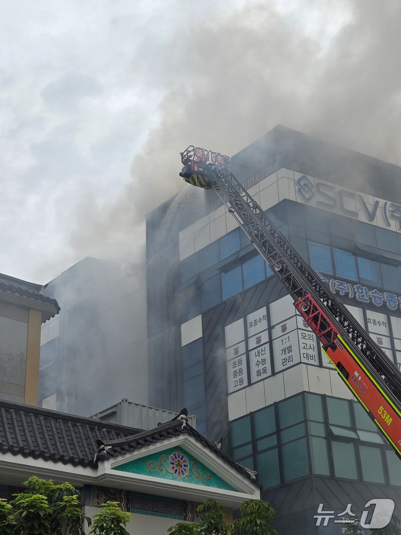 13일 오전 부산 기장군 정관읍 건물 화재 현장.(부산소방재난본부 제공. 재판매 및 DB 금지)