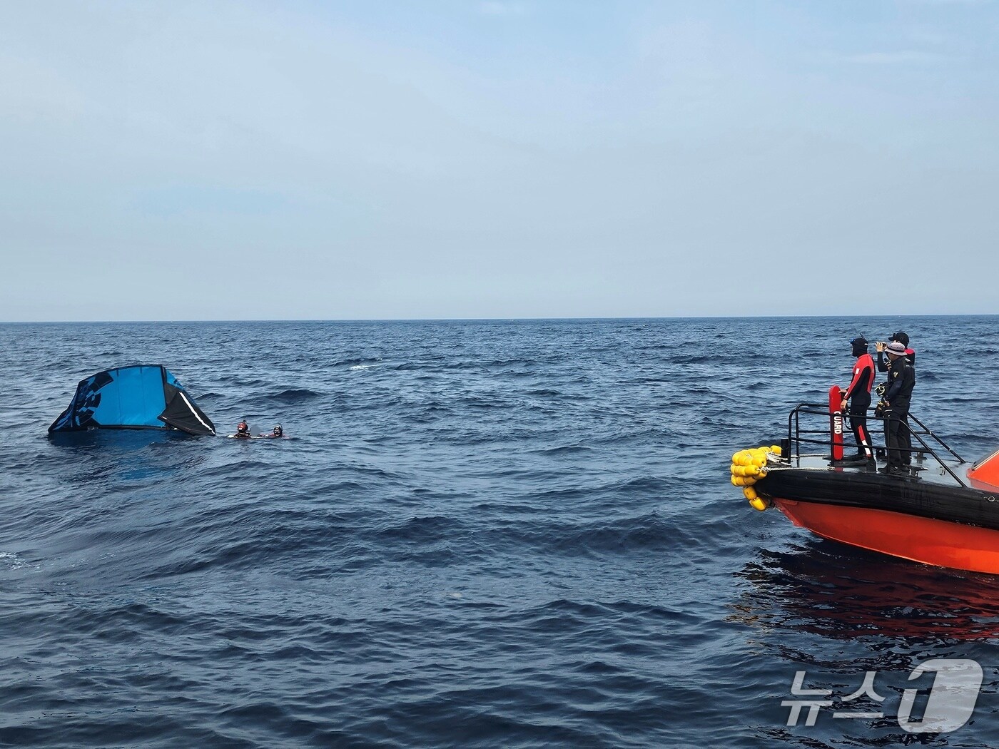 13일 강원 강릉 해상에서 레저활동 중 표류한 60대 구조하는 해경.(강릉해경 제공, 재판매 및 DB 금지) 2025.6.13/뉴스1