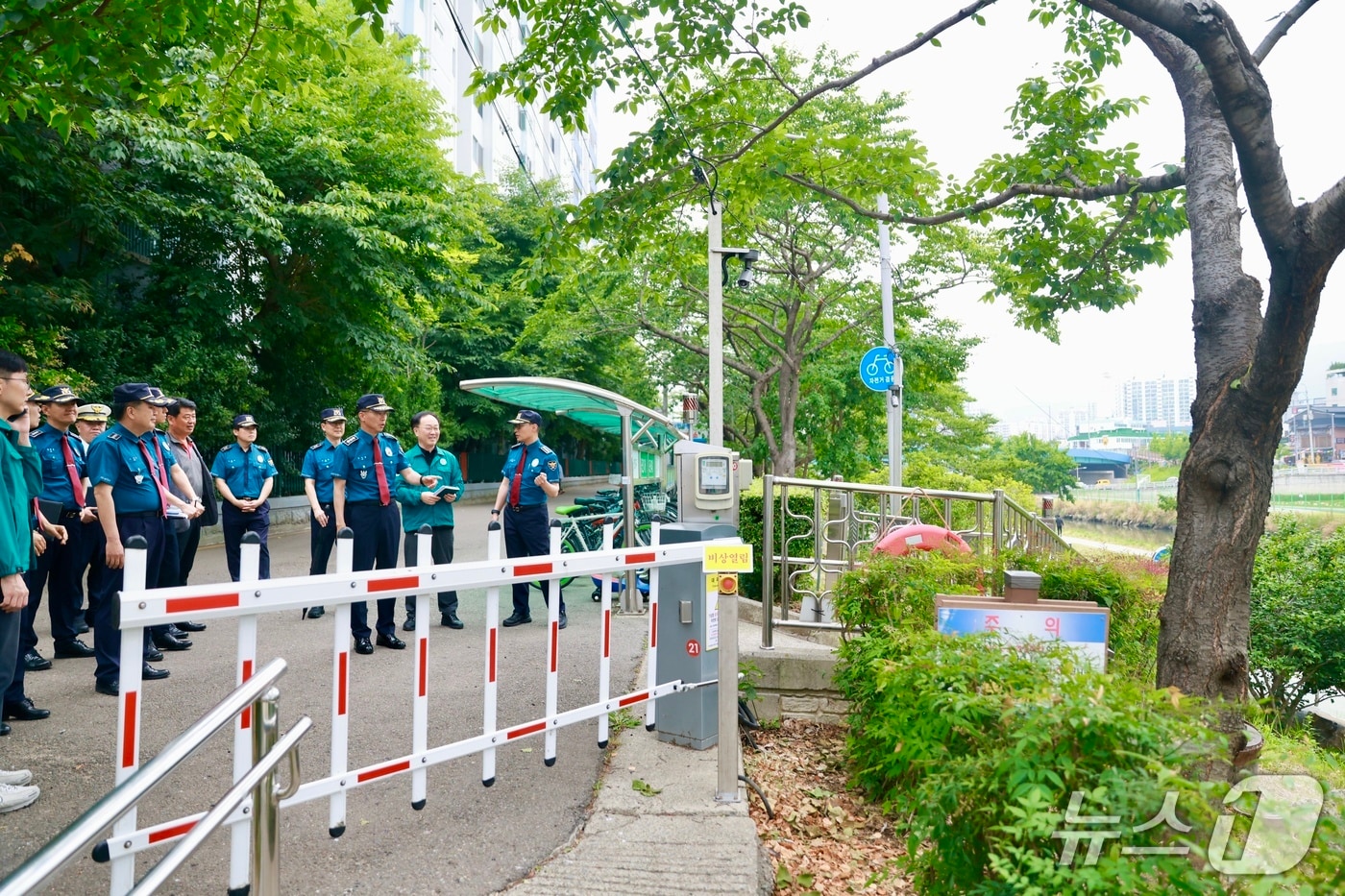 부산 경찰이 동래구 온천천 입출입로 차단 장치를 시연하고 있다.(부산경찰청 제공. 재판매 및 DB 금지)