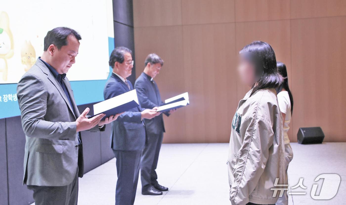 청춘 스타트 장학증서 수여 모습.(서울장학재단 제공)