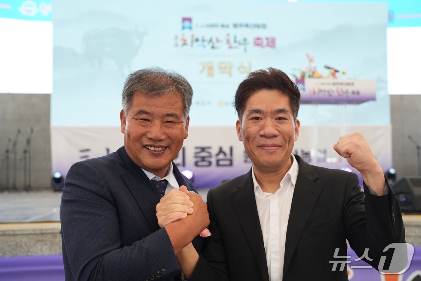 강원 원주시청 공무원노동조합과 원추축협이 13일 원주시 명륜동 댄싱공연장에서 열린 제11회 치악산한우 축제에 참여해 저소득층을 위한 치악산한우 사골곰탕팩을 공동 후원한 가운데, 이날 신동훈 축협 조합장과 문성호 원주시노조 사무국장이 기념 사진을 촬영하고 있다. (원주시청 공무원노동조합 제공. 재판매 및 DB금지) 2025.6.13/뉴스1