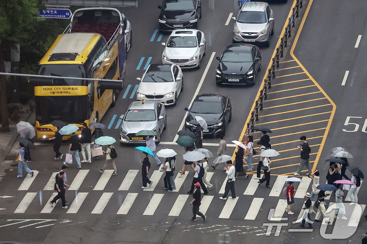 서울 중구 남대문로 일대에서 우산을 쓴 시민들이 퇴근길 발걸음을 재촉하고 있다. 2025.6.13/뉴스1 ⓒ News1 민경석 기자