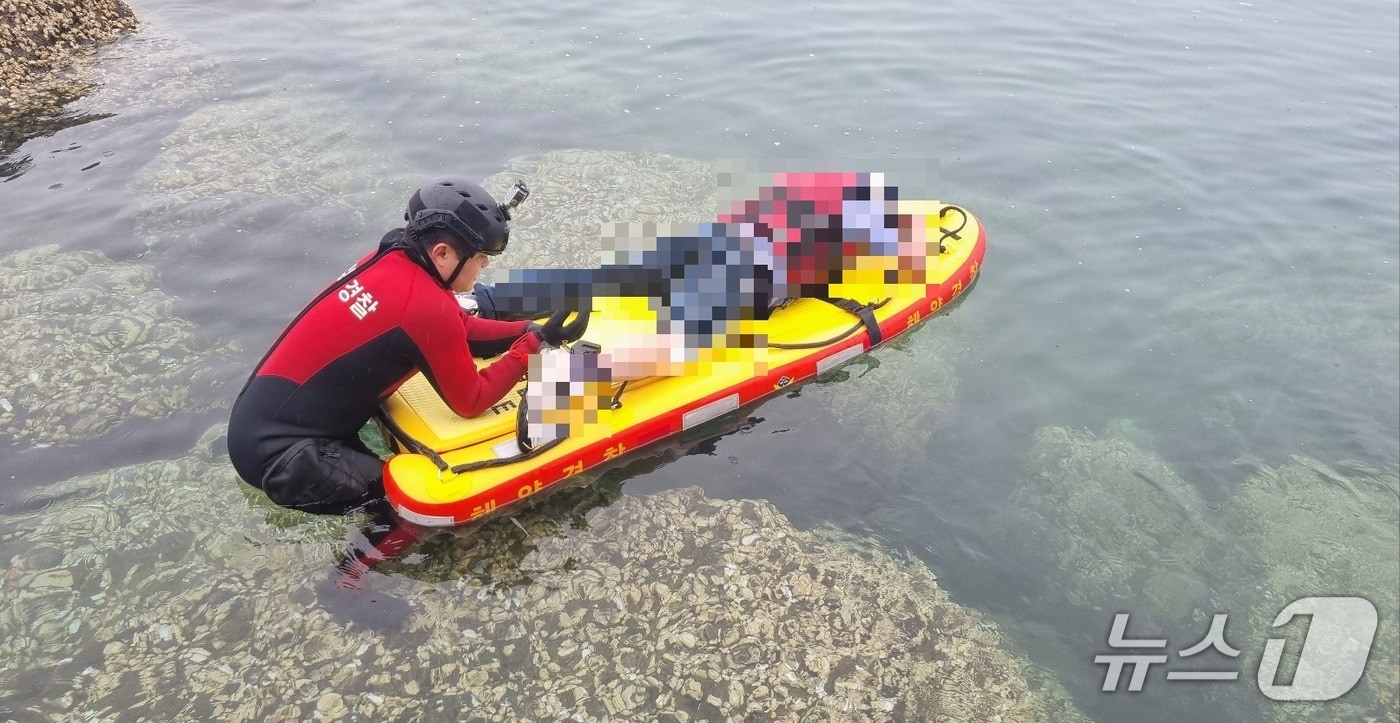  태안해양경찰서 구조대원이 갯바위에서 낚시를 하던 중 미끄러져 다친 60대 남성을 구조하고 있다. (태안해경 제공, 재판매 및 DB금지) / 뉴스1