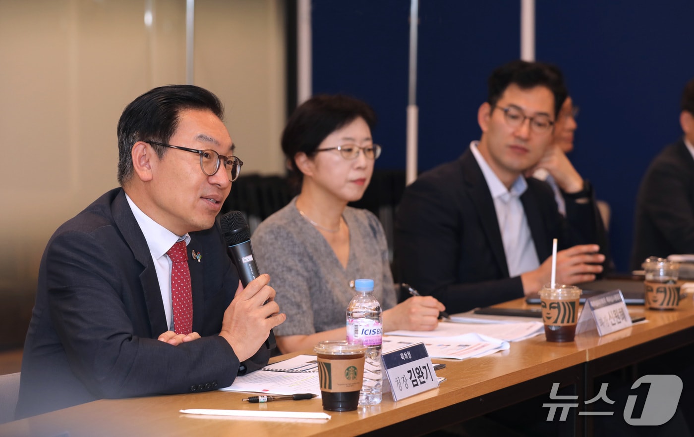 김완기 특허청장(왼쪽에서 1번째)이 간담회에서 발언하고 있다.  (특허청 제공, 재판매 및 DB금지) / 뉴스1 