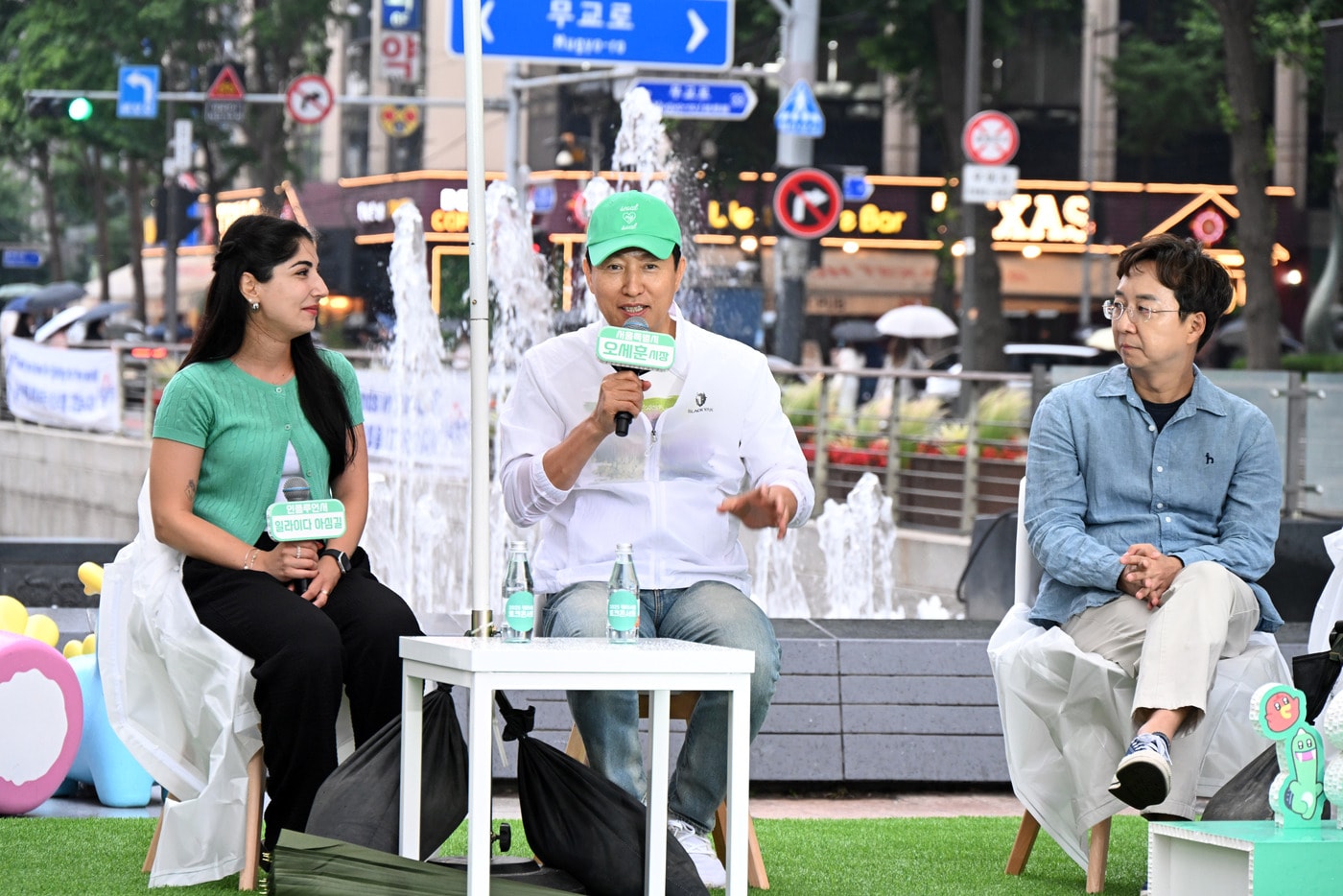 오세훈 서울시장이 13일 청계광장에서 열린 '2025 워터서울 토크콘서트' 패널로 참여해 시민들에게 수변감성도시의 가치와 의미를 전하고 있다.(서울시 제공)