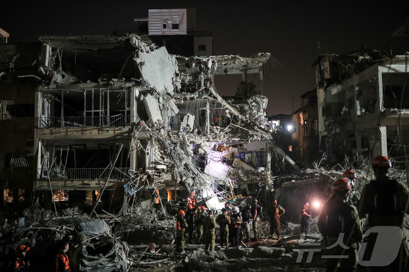 13일(현지시간) 이란의 미사일 반격으로 파괴된 이스라엘 라맛간의 건물 잔해에서 요원들이 구조 작업 활동을 벌이고 있다. 2025.06.13 ⓒ 로이터=뉴스1 ⓒ News1 류정민 특파원