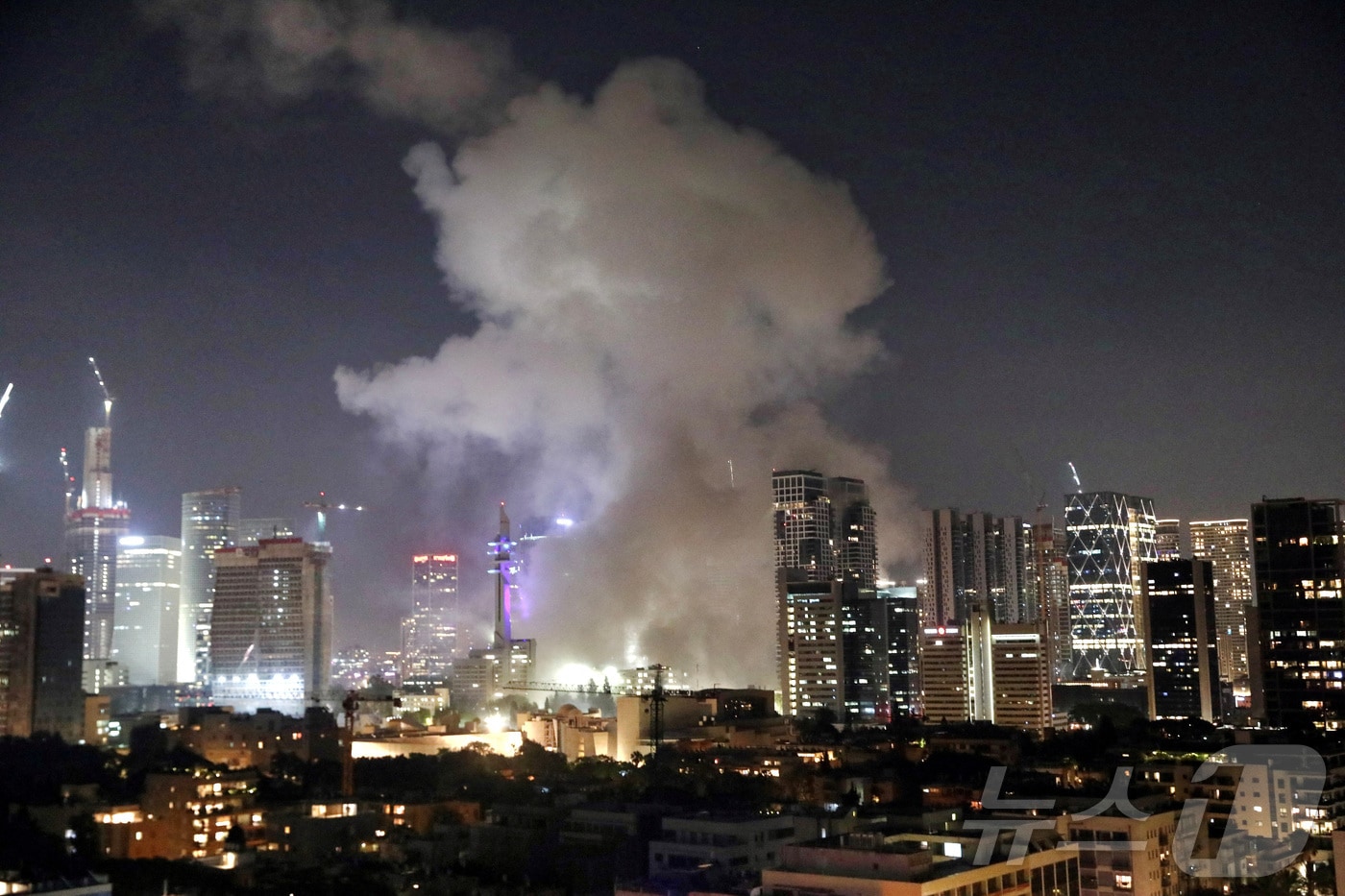 13일&#40;현지시간&#41; 이란의 미사일 반격으로 이스라엘 텔아비브 시내 일부 지역이 화염에 휩싸여 있다. 2025.06.13 ⓒ 로이터=뉴스1 ⓒ News1 류정민 특파원