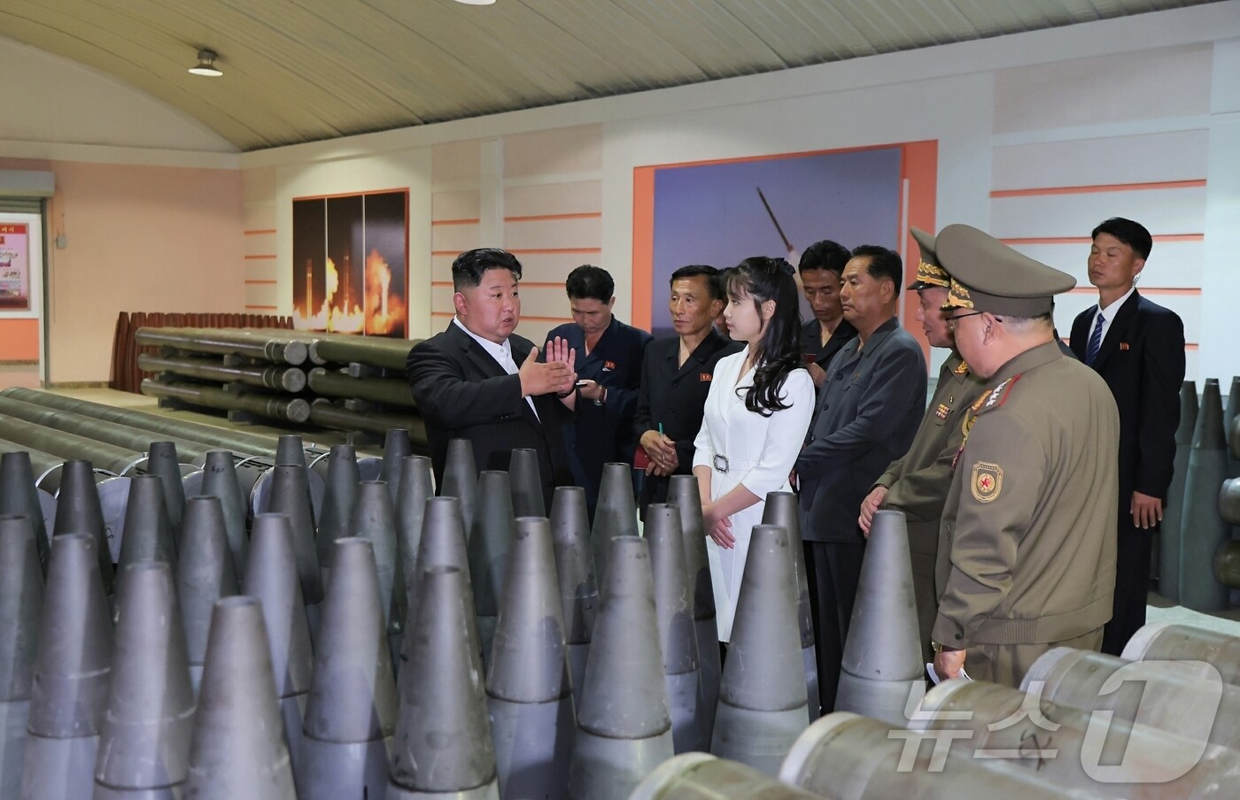 북한 노동당 기관지 노동신문은 김정은 당 총비서가 전날인 13일 중요군수공업기업소를 현지지도했다고 14일 보도했다. 사진은 김 총비서가 딸 주애와 함께 기업소 내부를 둘러보는 모습. [국내에서만 사용가능. 재배포 금지. DB 금지. For Use Only in the Republic of Korea. Redistribution Prohibited] rodongphoto@news1.kr