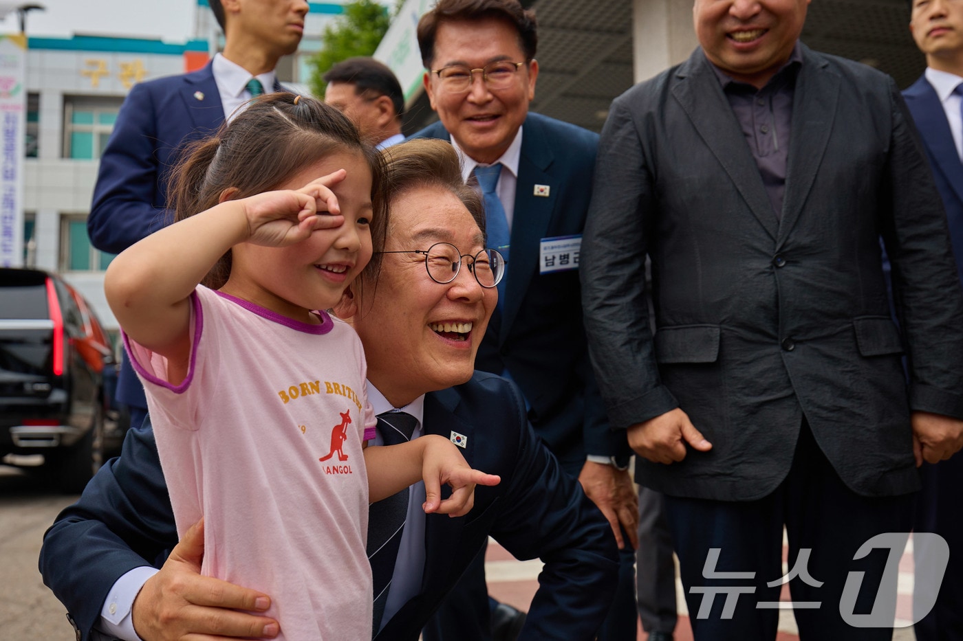 이재명 대통령이 지난 13일 기본소득 실시지역 현황점검을 위해 방문한 경기도 연천군에서 어린이와 인사를 나누고 있다. (이재명 대통령 SNS. 재판매 및 DB 금지) 2025.6.14/뉴스1 ⓒ News1 박지혜 기자
