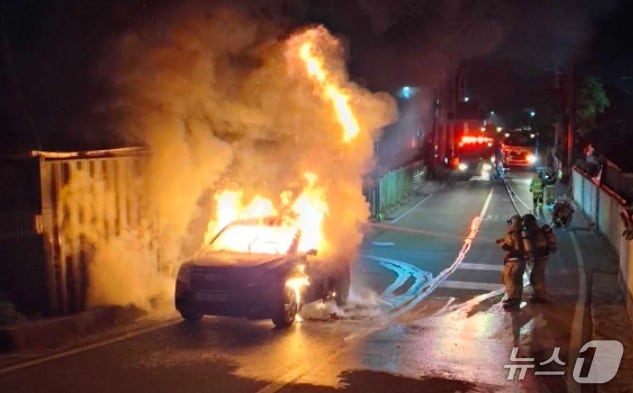 지난 13일 오후 10시 26분쯤 강원 삼척시 사직동 한 주택가 주변 길에서 올란도 1대가 불에  탔다. (강원특별자치도소방본부 제공. 재판매 및 DB금지) 2025.6.14/뉴스1