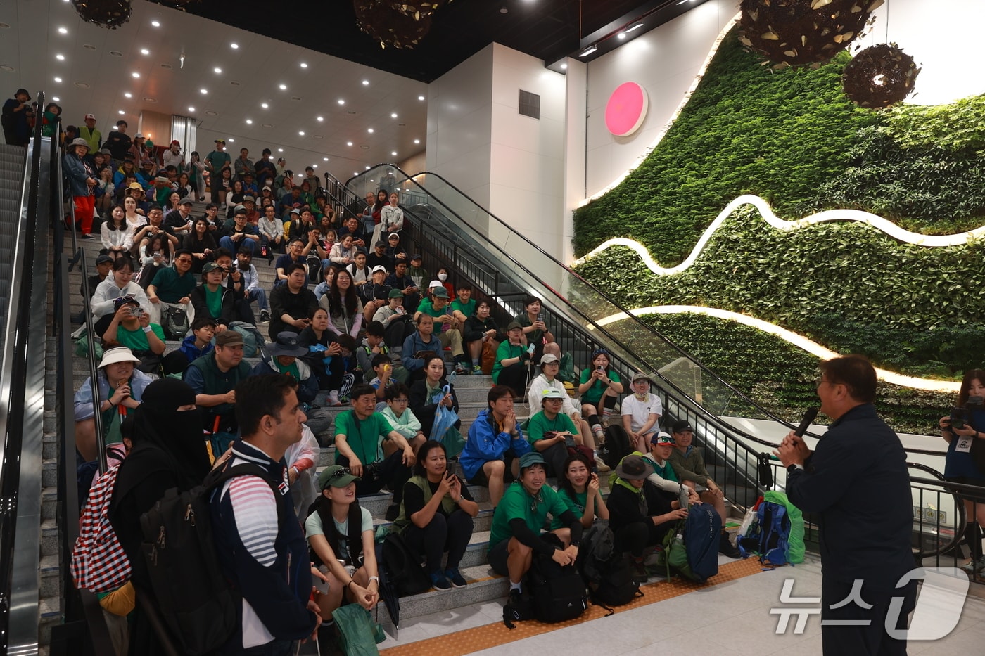 최명서 강원 영월군수가 14일 영월관광센터에서 &#39;클린트레일 영월 쓰레기줍기 대회&#39;에 참여자들에게 인사말을 전하고 있다. &#40;영월군 제공. 재판매 및 DB금지&#41; 2025.6.14/뉴스1