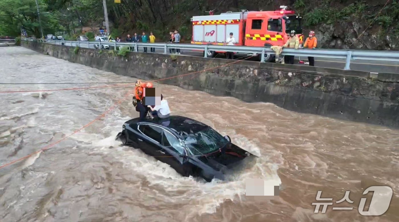 14일 오전 10시 13분쯤 경북 청송군 청송읍 부곡리 한 약수탕 인근 하천에 주행하던 차량이 하천으로 추락해 구조대원이 고립된 사고자들을 구조하고 있다.(경북소방본부 제공 재판매 및 DB 금지)2025.6.14/뉴스1