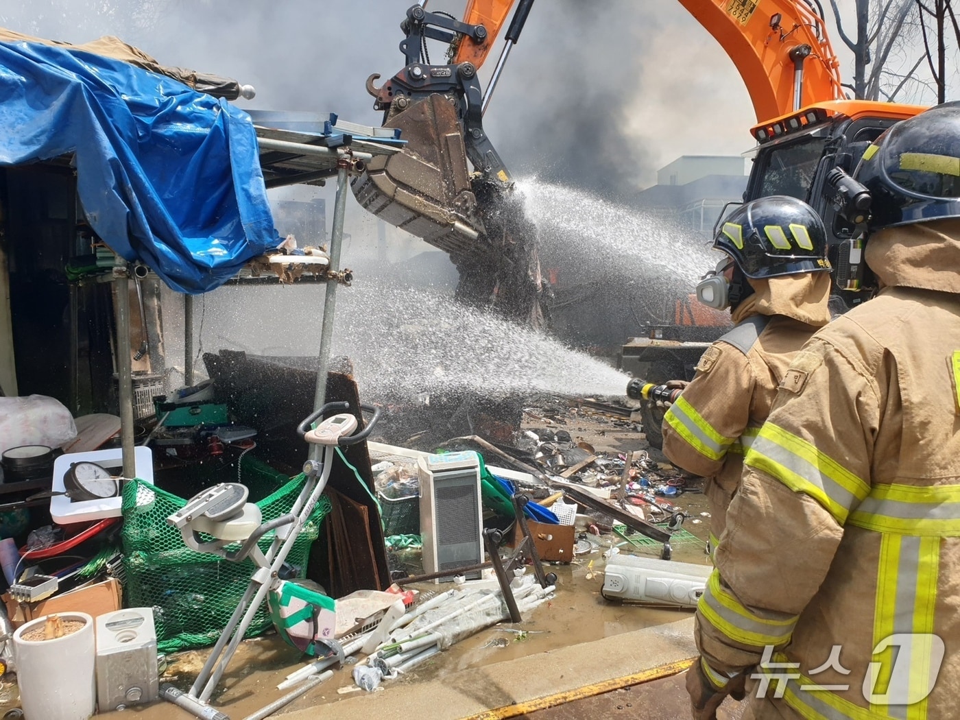 진화작업을 벌이고 있는 소방대원들.(경기도북부소방재난본부 제공, 재판매 및 DB 금지)