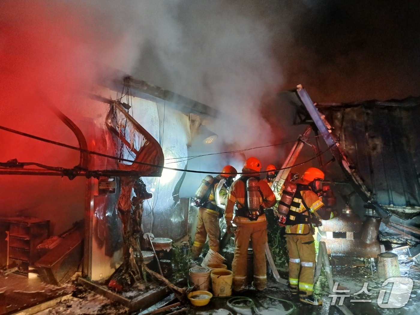 14일 오전 2시 경북 구미시 도량동 싱크대 제작공장에서 불이 나 소방 당국이 3시간 만에 진화했다.(경북소방본부 제공.재판매 및 DB 금지)
