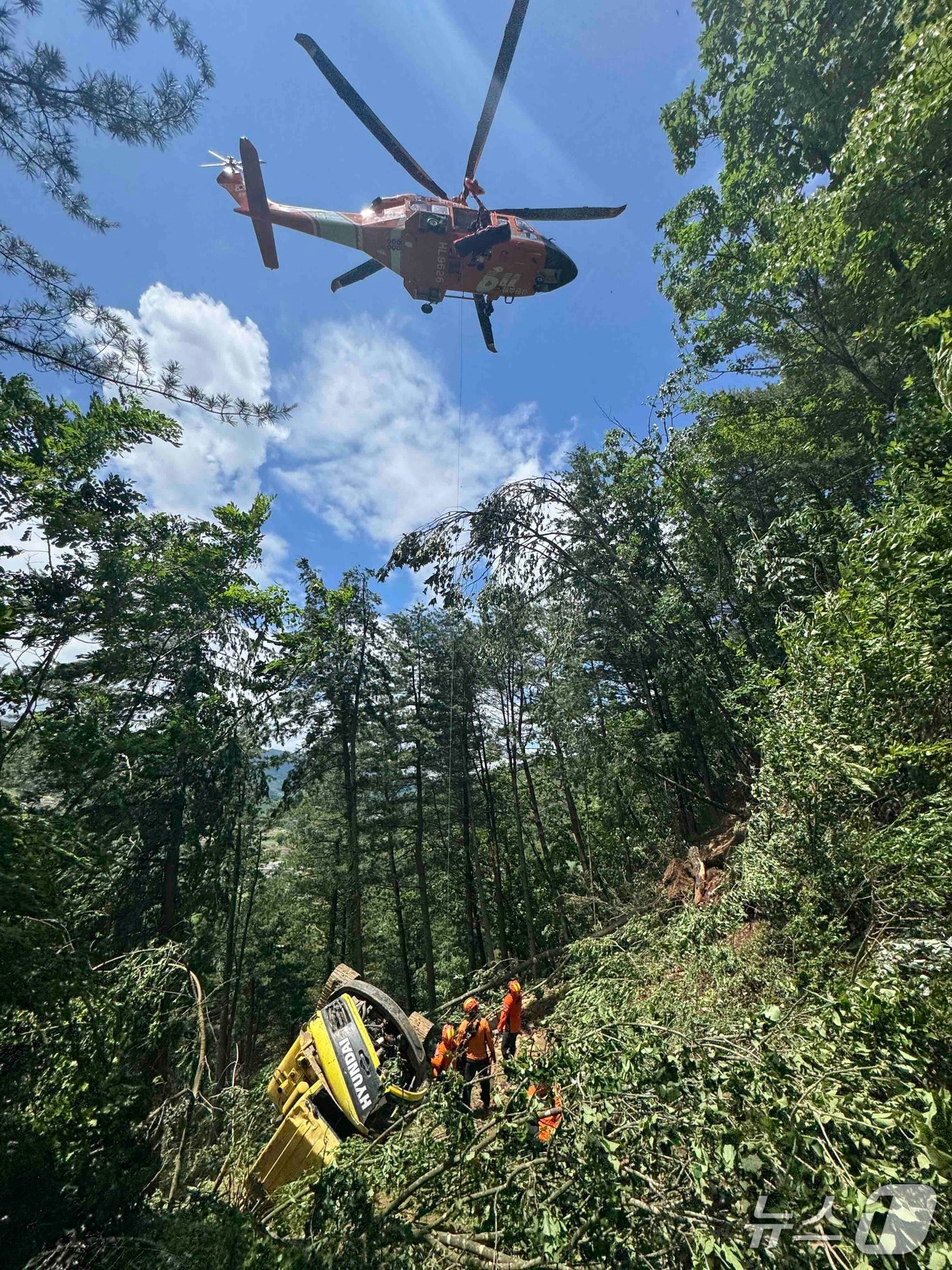 14일 오전 11시 18분쯤 강원 횡성군 강림면 강림리 소재 한 산에서 작업 중이던 포클레인이 인근 계곡 아래로 추락하는 사고가 발생했다. (강원특별자치도소방본부 제공. 재판매 및 DB금지) 2025.6.14/뉴스1