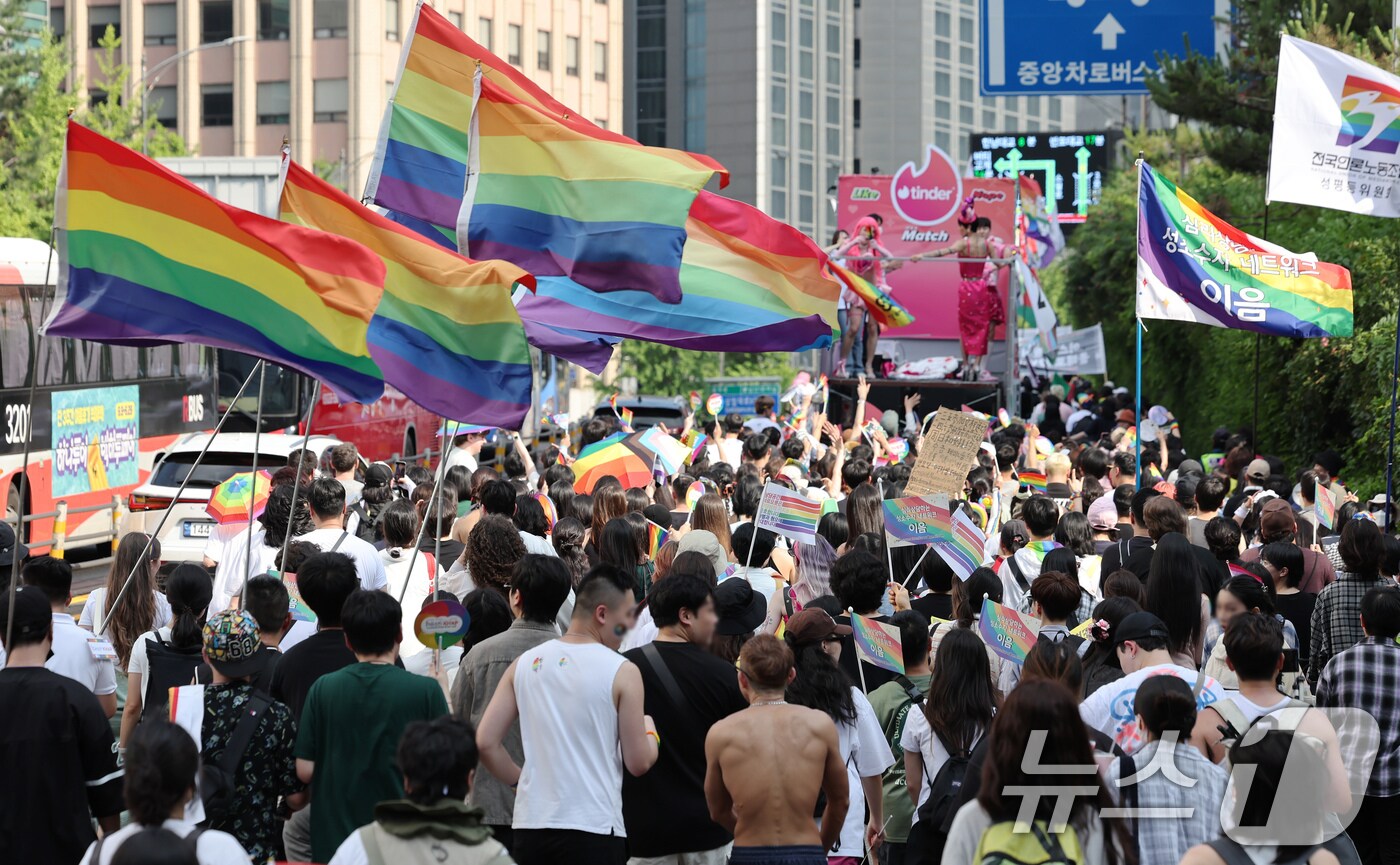 14일 서울 중구 명동성당 인근에서 '2025 제26회 서울퀴어퍼레이드'에서 참가자들이 행진하고 있다. 2025.6.14 ⓒ 뉴스1 장수영 기자
