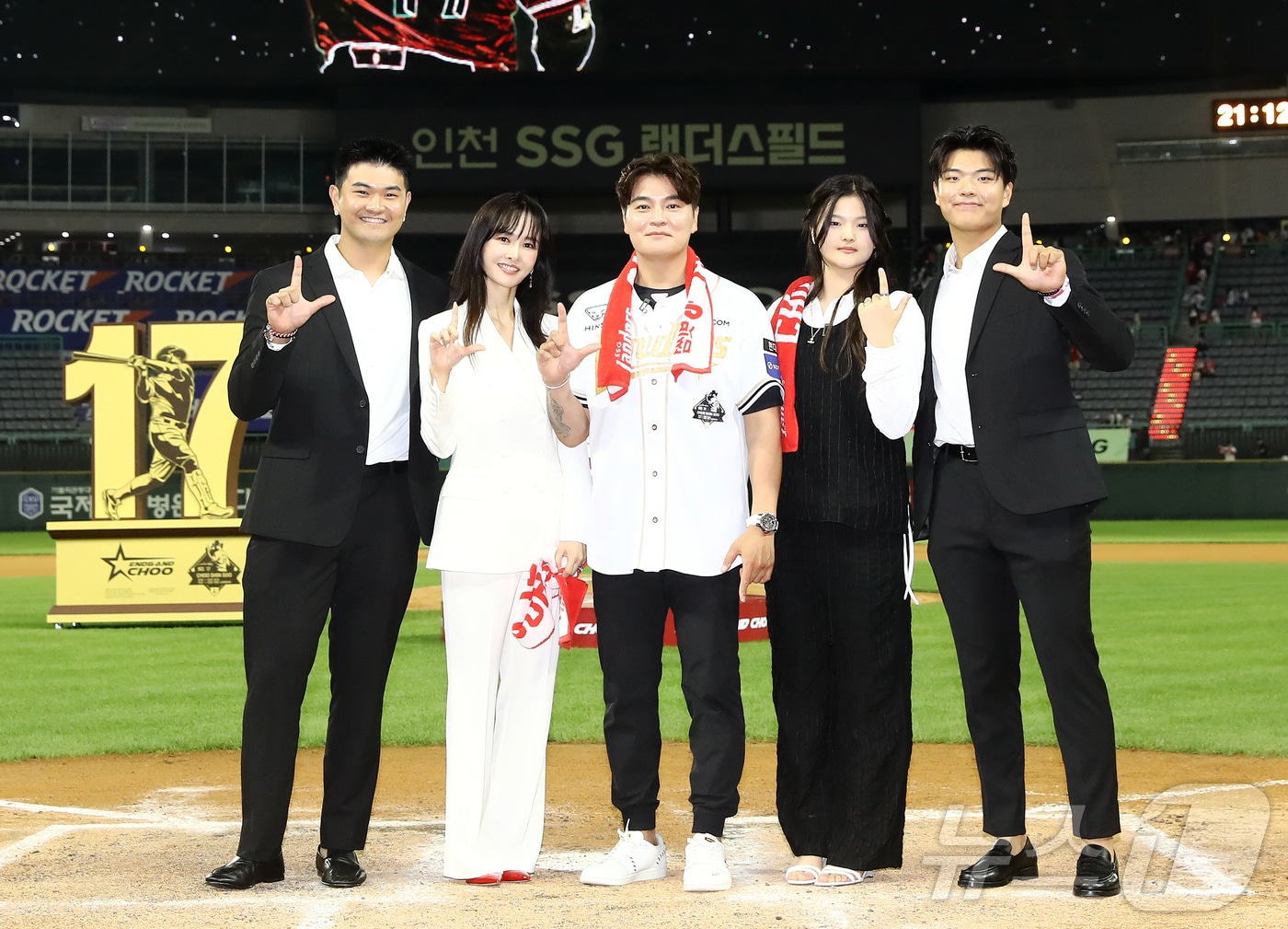 추신수 SSG 랜더스 구단주 보좌역 겸 육성총괄이 14일 인천 SSG랜더스필드에서 열린 자신의 은퇴식에서 아내 하원미, 딸 추소희, 아들 추무빈·추건우와 기념촬영을 하고 있다. (SSG랜더스 제공. 재판매 및 DB금지) 2025.6.14 ⓒ 뉴스1