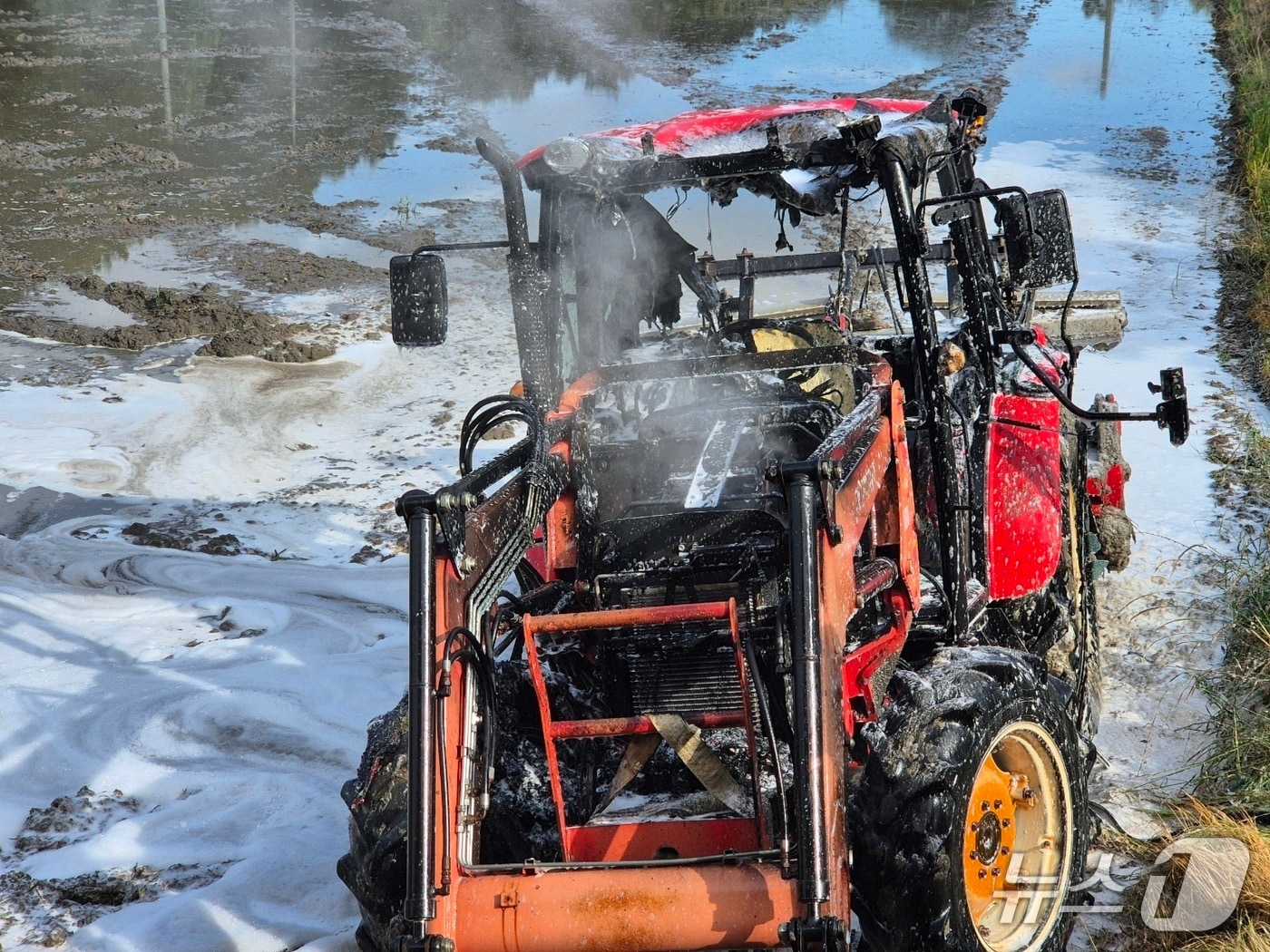 부여 내산면 운치리 트랙터 화재 현장. (부여소방서 제공, 재판매 및 DB 금지) / 뉴스1 